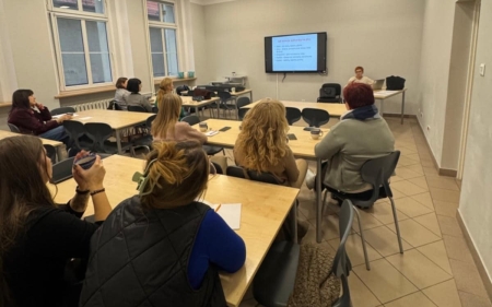 Zarządzanie głosem podczas lekcji, czyli co zrobić, by nie stracić głosu.