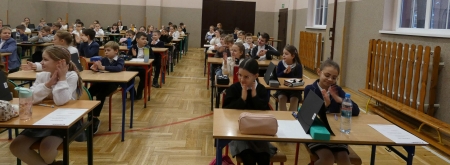 Jerzy ucieka przed jeżami z najeżonymi kolcami ...